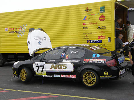David Falch fra Autoforum Racing Team Silkeborg forsøgte at få serviceret Peugeot raceren hos SEAT Sport.
(Foto: Motorsporten.dk)